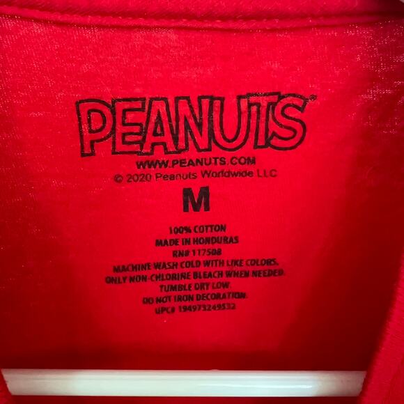Peanuts Unisex Red Holiday Christmas Snoopy TShirt Size Medium Charlie Brown - Picture 3 of 5